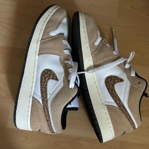 Brown air jordan’s nike ; Youth size 6. Used but barely worn, no issues.